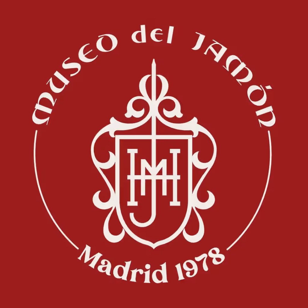 Logo del Museo del Jamón, con un diseño elegante en blanco sobre un fondo rojo, que incluye las letras 'MHM' y la fecha 'Madrid 1978'.